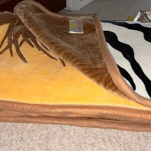 New 2 ply Queen Size Double sided Lion Zebra Print Plush Blanket Bedspread